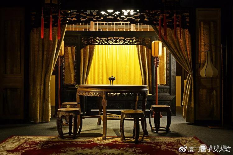 光影塑人，空间叙事 影视美术置景的三重美学构建